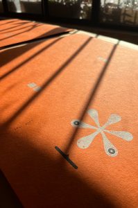 estampando cubiertas del libro ¿Por-que?de Isidro Ferrer.